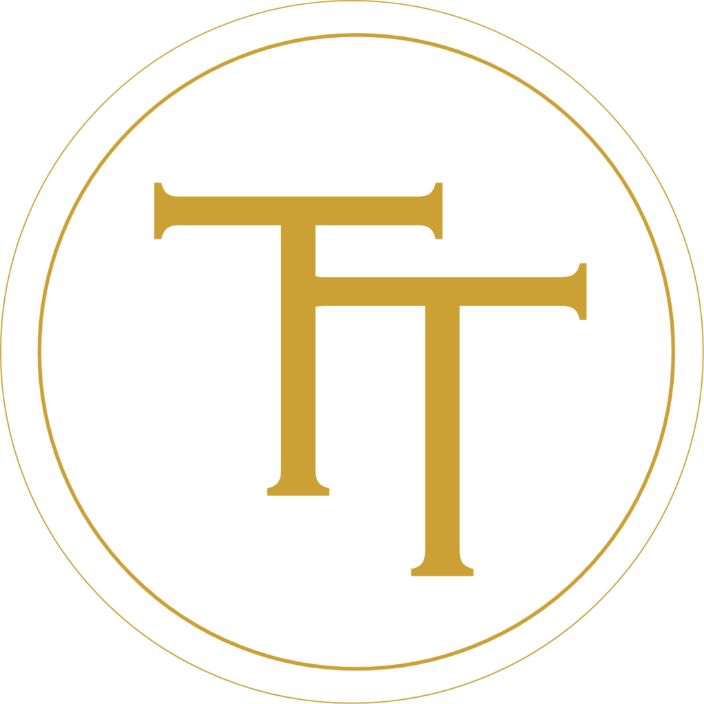 Goldenes Monogramm mit den Buchstaben T und F in einem doppelten Kreis auf schwarzem Hintergrund