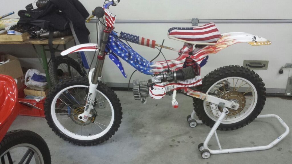 Motocross-Motorrad mit USA-Flaggen-Lackierung in einer Garage
